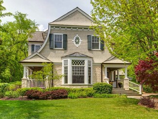1910 S James Ct N, Lake Forest, IL 60045