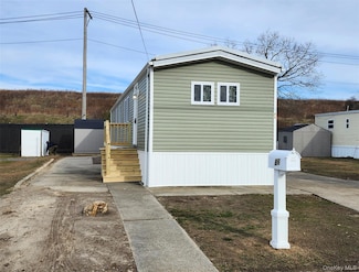 86 Lincoln Ave, Holbrook, NY 11741