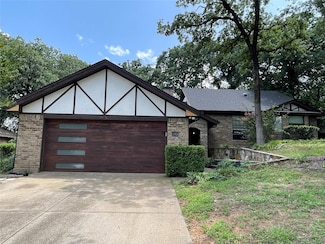 2100 Twin Elms Dr, Arlington, TX 76012