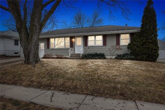 344 28th St NW, Cedar Rapids, IA 52405