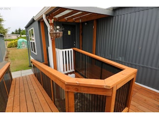 1265 Embarcadero Cir, Coos Bay, OR 97420