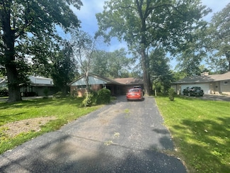 680 Green Briar Ln, Lake Forest, IL 60045
