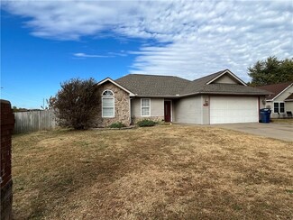 1678 Andrew Ct, Siloam Springs, AR 72761