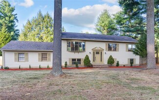 39 Circlewood Dr, Coventry, RI 02816