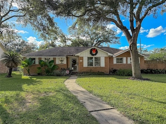 202 Pine St, Lake Jackson, TX 77566