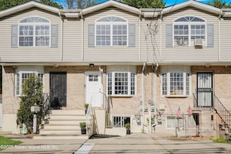 35 Alaska St, Staten Island, NY 10310