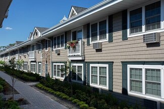 333 Candee Ave Unit H5, Sayville, NY 11782