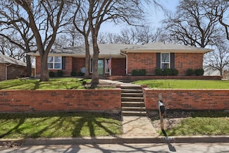 737 Highland Crest Dr, Hurst, TX 76054