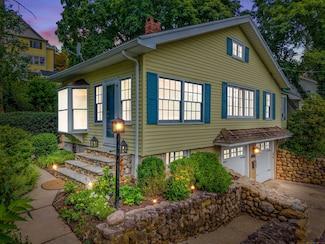 16 N Main St, Essex, CT 06426