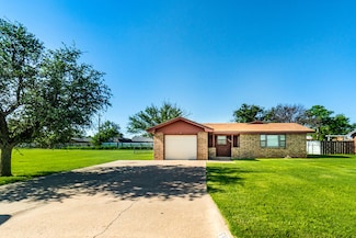 1023 NW 11th St, Tulia, TX 79088