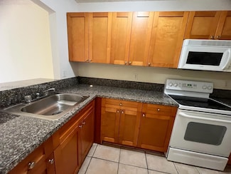 1025 Twin Lakes Dr Unit 28A, Coral Springs, FL 33071