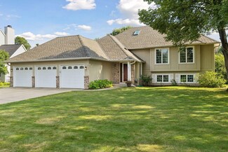902 Mendakota Ct, Saint Paul, MN 55120