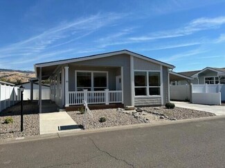 333 Mountain View Dr Unit 80, Talent, OR 97540