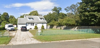 9 Farragut Ave, Bay Shore, NY 11706