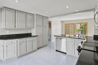 8405 Sweetwater Cir, Huntington Beach, CA 92646