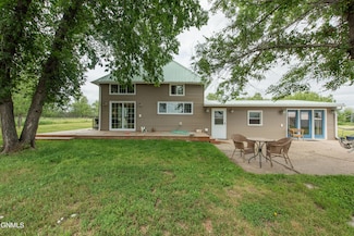 806 8th St N, Hettinger, ND 58639