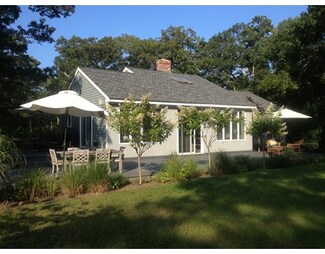 240 Oak Ln, Vineyard Haven, MA 02568