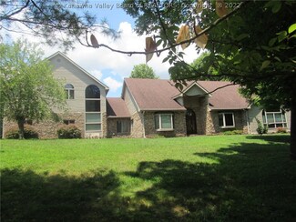 212 Brooke Ln, Nitro, WV 25143