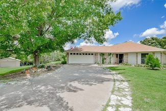 300 Saddleview Ct, Granbury, TX 76048