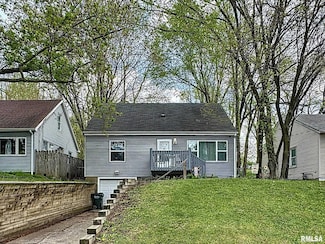 435 Waverly Rd, Davenport, IA 52804