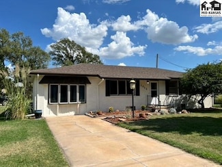 3012 Hendricks St, Hutchinson, KS 67502