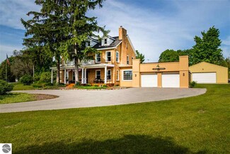 805 N West Bay Shore Dr, Suttons Bay, MI 49682