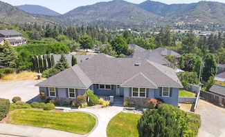 923 NW Valley View Dr, Grants Pass, OR 97526