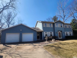 591 Breezy Point Dr, Clinton, IA 52732