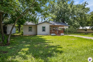 121 Circle Dr, Bogata, TX 75417