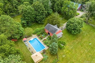 101 Drake Rd, Pleasant Valley, NY 12569