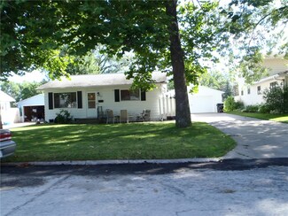 4407 Lee St NE, Cedar Rapids, IA 52402