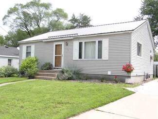 902 S 7th St, Prairie Du Chien, WI 53821