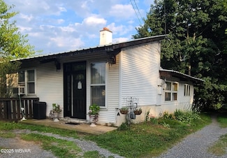 61 W Houston Ave, Montgomery, PA 17752