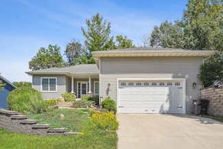 929 Sampson Dr, Nevada, IA 50201