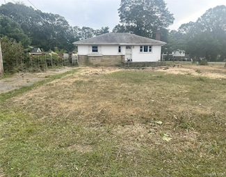 18 Merrick Rd, Shirley, NY 11967