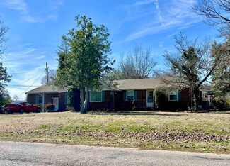 710 N Commons St E, Tuscumbia, AL 35674
