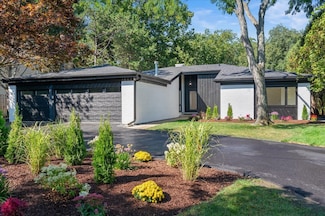 1666 Cloverdale Ave, Highland Park, IL 60035