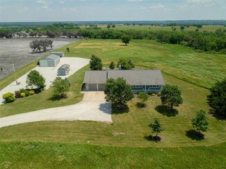 660 E 475 Rd, Lawrence, KS 66047