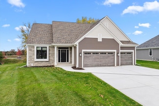 W251N2367 Valleyview Cir, Pewaukee, WI 53072