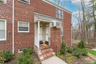 108 Edwards St Unit A, Roslyn Heights, NY 11577