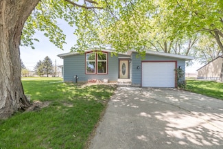 305 N Pine St, Waterman, IL 60556