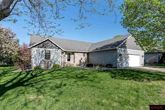 16 Alek Ct, North Mankato, MN 56003