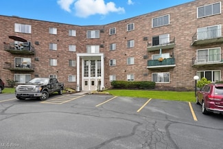 355 Solon Rd Unit 212, Chagrin Falls, OH 44022