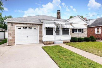 15 W Green St, Mascoutah, IL 62258
