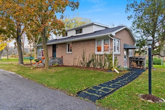 4132 Bayside Rd, Suamico, WI 54173