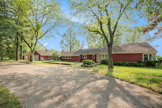 51718 33rd St, Paw Paw, MI 49079