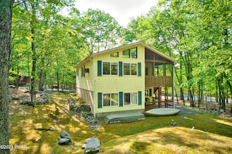 161 S Pond Cir, Dingmans Ferry, PA 18328