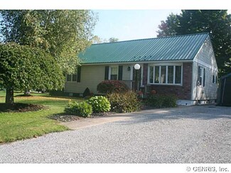 87 Clifton St, Phelps, NY 14532