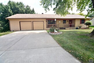 400 Sioux Dr, Ozawkie, KS 66070