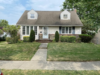 102 Schumacher Dr, New Hyde Park, NY 11040